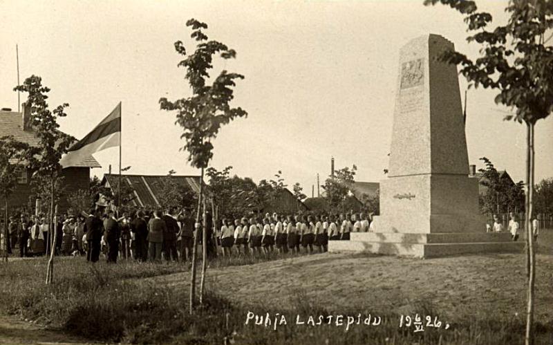 File:Puhja vabadussõja mälestussamba juures juuni 1926.jpg